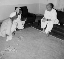 Charan Singh meeting with farmers at his Mall Road Avenue residence, 1967
